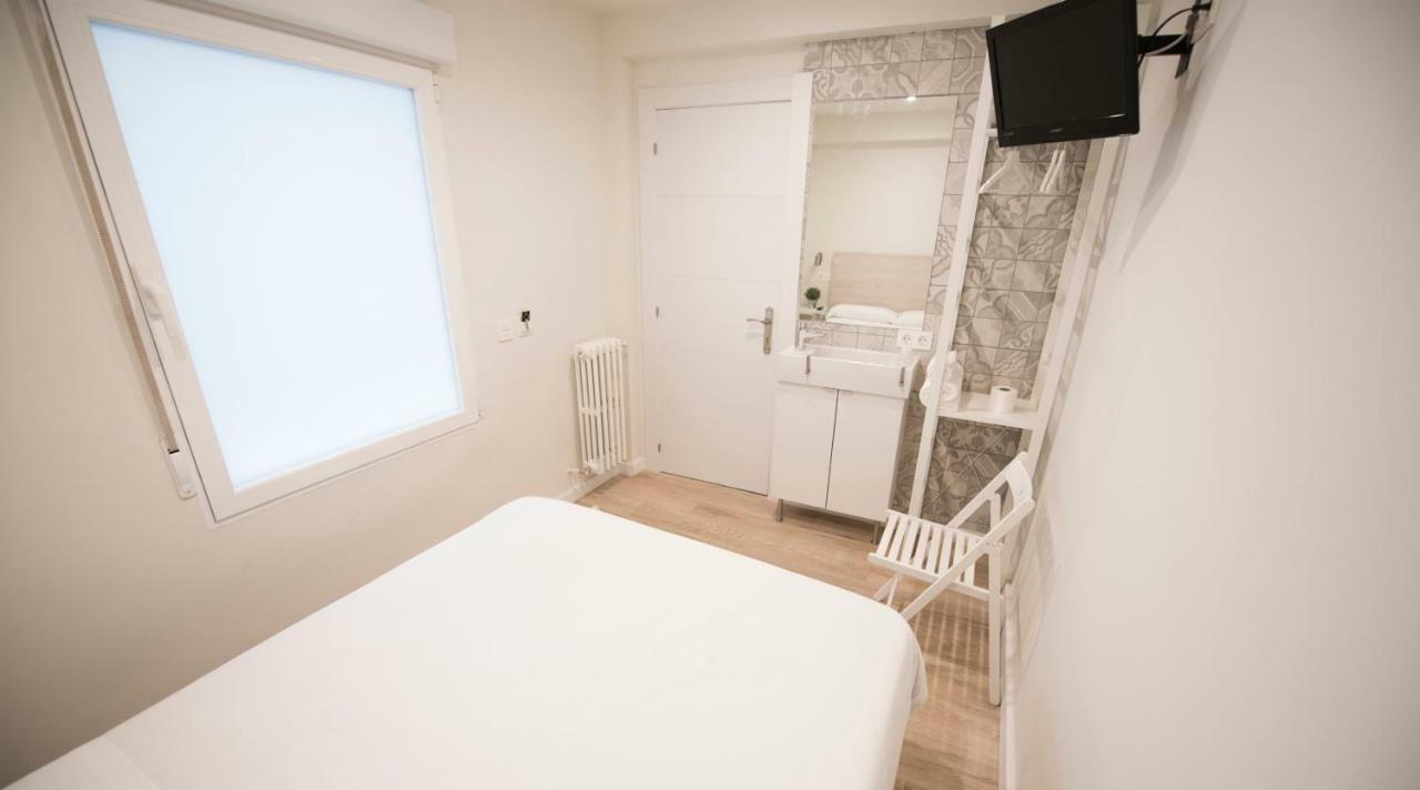 Happy Hostal Carrales บูร์โกส ภายนอก รูปภาพ